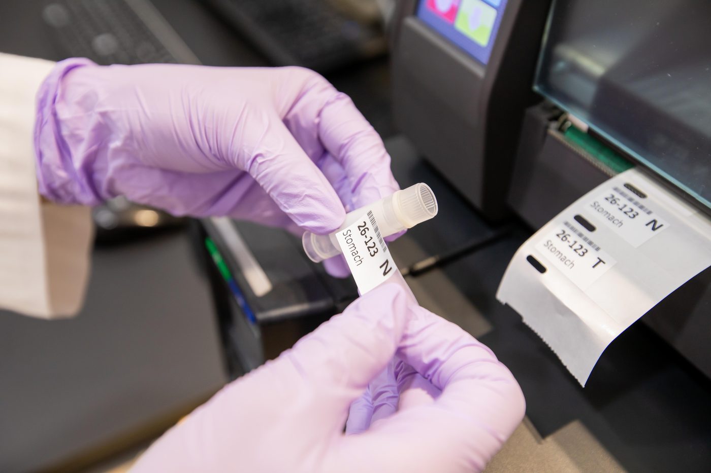 Labeling of specimen unique identifiers
