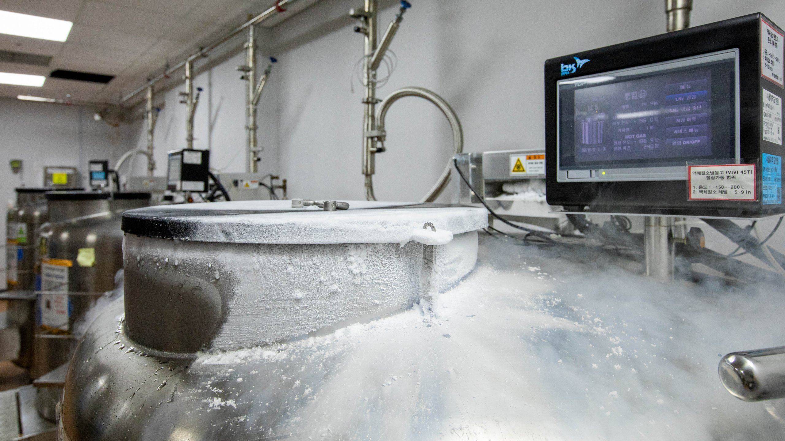 -195℃ liquid nitrogen freezer — close-up of a large LN2 container with a monitoring LCD